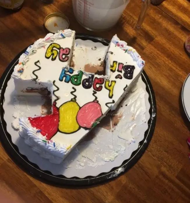 Cara konyol memotong kue ini bikin orang perfeksionis geregetan liatnya